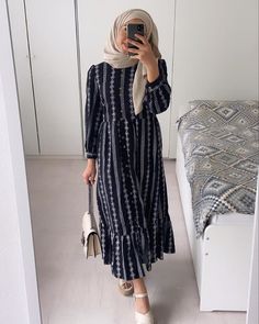 Long Skirt Outfits For Summer, 70s Fashion Vintage, Model Kemeja, Fashion Outfits Hijab, Turkish Hijab, Hijab Fashion Summer, Basic Fashion, Muslimah Dress, Balenciaga Sneakers