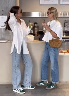 White Shirt Outfit And Jeans, Vouri Outfit, Street Style Dinner Outfit, Light Wash Cropped Jeans Outfit, Casual Outfit For Shopping, Relaxed Weekend Outfit, Casual Spring Outfits Women 2024, High Rise Tapered Jeans Outfit, Gen Z Spring Outfits