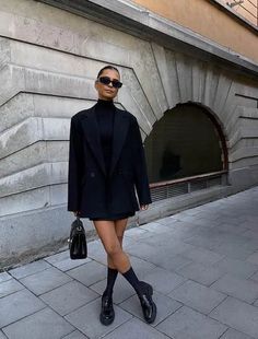 70+ Chic Loafers Outfit Ideas [2023]: How To Style Loafers Women - Girl Shares Tips Nyc Corporate Fashion, Long Shoes Outfit Women, Dress With Boots Night Out, Night Out Flat Shoes Outfit, Outfit With Oversized Blazer, Autumn Mini Skirt Outfit, Melbourne Aesthetic Fashion, Melbourne Outfits Winter, Milan Winter Fashion