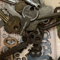 an assortment of antique keys on top of each other