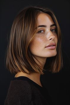 An understated, straight cut sunkissed brunette, interspersed with light brunette highlights for a subtly enhanced look. Eighties Hairstyles, Brunette Short, Haircut Layered, Haircut Brunette, Hairstyles Male, Hair Korean, Rambut Brunette, Brunette Bob, Classic Haircut