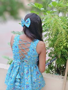 short kurti back nack design letest Short Kurti Ideas Style Patterns, Short Kurti Back Design, Short Kurtis Design, V Neck Short Kurti Design, Short Kurti Stitching Ideas, Short Kurti Pattern, Short Kurti Ideas, Short Round Kurti, Short Kurti Design