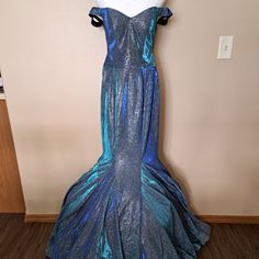 Elle Wilde Mon Cheri Size 00 Turquoise/Blue Off Shoulder Mermaid Gown. Off Shoulder Mermaid Gown, Mon Cheri, Mermaid Gown, Turquoise Blue, Off Shoulder, Blue Green, Mermaid, Color Blue, Prom Dresses