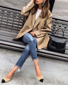 7 maneiras de parecer chique sem fazer muitos investimento – À la folie Mode Over 50, Edgy Work Outfits, Jeans Outfit For Work, Look Zara, Fall Fashion Coats, Virtual Wardrobe, Stil Boho, Blazer Jeans, Summer Work Outfits