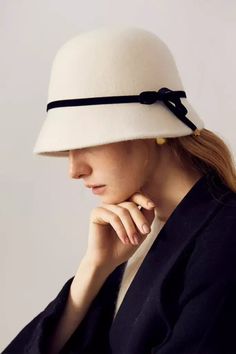 Elegant Vintage Wool with Chic Bow Embrace timeless fashion with our French-Inspired Wool Cloche Hat. Crafted from luxurious 100% high-quality merino wool, this hat combines exceptional warmth and breathability. Its natural luster adds a sophisticated charm, perfect for elevating any outfit. Inspired by Audrey Hepburn's classic style, this cloche hat is not just a headwear but a fashion statement, blending seamlessly with both contemporary and vintage aesthetics. Style #: WWAI5A3 Vintage Accessories Aesthetic, Vintage Hat Outfit, Cloche Hat Outfit, Mode Operandi, French Hat Outfit, Hat Outfits For Women, Top Hat Women, Formal Study, French Hats