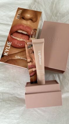 Kylie Skin Lip Butter, Kylie Lip Butter, Pink Aesthetic Pictures, Soft Girl Makeup, Lip Collection, Pink Glitter Wallpaper, Kylie Jenner Lips, Kylie Skin, Kylie Lips