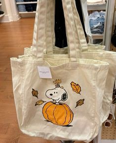 Cool Bags Aesthetic, Random Aesthetic Stuff To Buy, Fall Diy Gifts, Fall Tote Bag Painting Ideas, Snoopy Clothes, Aesthetic Snoopy, Pumpkin Snoopy, Cute Fall Aesthetic, Fall Aesthetic Pumpkin