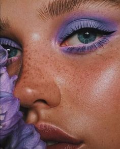 1970s Makeup, Editorial Make-up, Makeup Zombie, Makeup Contouring, Editorial Vogue, Dead Makeup, Purple Makeup, Smink Inspiration, Beauty Make-up