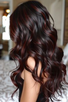 42 Dark Brown Hair With Highlights Hairstyles That Will Add Depth and Dimension Dark Brown Hair With Highlights, Highlights Hairstyles, Highlights For Dark Brown Hair, Rambut Brunette, Hair With Highlights, Brown Hair Inspo, Brunette Hair With Highlights, Dark Hair With Highlights, Red Highlights