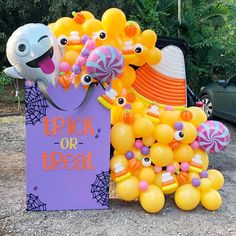 DIY Oversized Trick or Treat bag with diy candy decorations. Designed by The Creative Heart Studio Bats On Wall Decor, Outdoor Decorations Halloween, Halloween Themed Birthday Party, Bag Template, Halloween Backdrop, Halloween Balloons, Candy Theme, Halloween Outdoor, Halloween Door Decorations