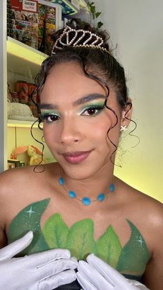 Princesa tiana Tiana Princess And The Frog Makeup, Princess Tiana Hairstyles, Tiana Inspired Makeup, Tiana Hairstyles, Princess Tiana Makeup, Tiana Makeup, Tiana Wedding, Princesa Tiana, Cosplay Hair