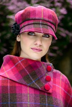 Step out in style this season with our new exciting range of Newsboy Style caps.....for the Ladies. This Newsboy hat offers a retro feel with an updated twist. The sleek and stylish shape of this cap is accented by the abstract flower detail on the side. Available in a wide range of striking colors, and handwoven by Master Weavers, you can be guaranteed the finest quality of workmanship that Ireland has to offer. Pola Topi, Bone Bordado, Irish Hat, Tweed Hat, Irish Sweater, Sewing Hats, Flapper Hat, Hat Patterns To Sew, Aran Sweater