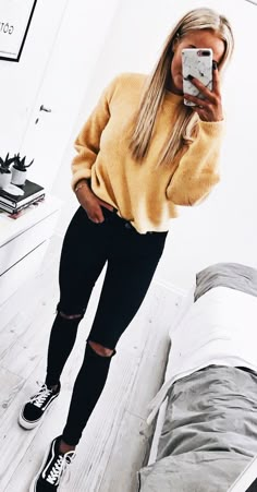 It's a different look that I'll certainly rock this year! #vans #winter Winter Clothes Women Casual, Outfits Fo, Trendy Casual Outfits, Winter Casual Outfits, Women Casual Outfits, Autumn Street, Winter Outfits For School, Outfits Simple, Teenage Outfits