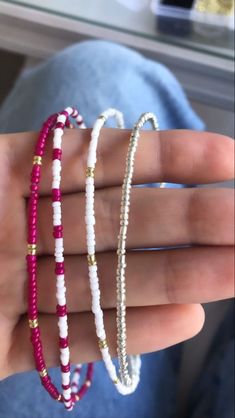 Beaded Bracelet Designs Simple, Bracelet Ideas Small Beads, Ideas Collares Bolitas, Summer Bracelets Ideas, Mostacillas Ideas, Seed Bead Jewelry Diy, Friendship Bracelets Beads, Friendship Bracelets Beaded, Pop Jewelry