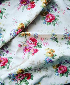 an image of a flowered fabric with flowers on it