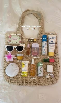 Holiday Bag Essentials, Bags For Beach Summer, Holiday Bag Packing, Summer Vacation List Packing, Beach List Packing Vacations, Trip List Packing Summer, Vacation List Packing Beach, Essentials To Pack For A Trip, Summer Trip Essentials