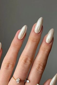 vanilla chrome nails Ongles Beiges, Manicured Nails, Golden Nails, Milky Nails, Broken Nails, Beige Nails, Pearl Nails, Neutral Nails, Girls Nails