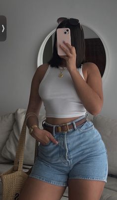 Houseparty Outfits, Look Kylie Jenner, Hot Short, Effortlessly Chic Outfits, Summer Hot, Elegante Casual, Looks Street Style, Classy Casual Outfits