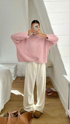 Scandi Women Style, Casual Winter Outfits For School, Girly Lounge Outfits, Nyc In May Outfits, School Outfits Cute Aesthetic, Cold Weather Comfy Outfits, Sweatpants And Sweater Outfits, 2024 College Outfits, Fall Outfits Women Comfy