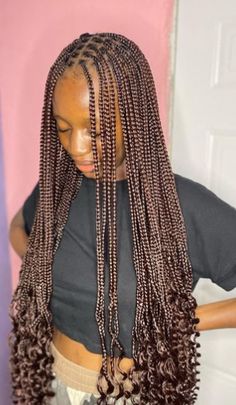 Curly Ends Knotless Box Braids Medium Knotless Box Braids Curly Ends, Mid Length Box Braids With Curly Ends, Normal Braids Hairstyles, Notlessbox Braids With Curls With Color, Knotted Box Braids, Knotless Curly Ends, Knotless Box Braids With Curly Ends, Knotless Braids With Curls At The End, Small Knotless Braids With Curly Ends