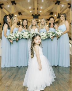 Wedding Poses Bride And Bridesmaids, Wedding Poses List, Must Have Wedding Party Photos, Wedding Poses For Photographer, Bridal Party Photos Bridesmaid, Fun Wedding Poses For Bridal Party, Big Family Wedding Photos, Flowergirl Wedding Pictures, Wedding Picture Bridesmaid