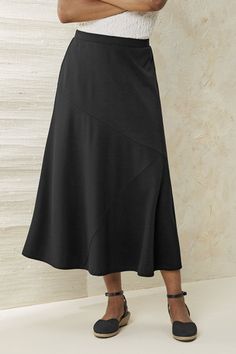 Enjoy fabulous versatility and a graceful silhouette in our Destinations by Coldwater Creek® travel-knit maxi – diagonal seams add artistry and structure. Resilient, lightweight fabric is fluid and wrinkle-resistant, and ready to go day or night. | Women's Destinations Seamed Maxi Skirt - Black - PM - Petite Size Coldwater Creek Outfits, Linen Skirt Outfit, Travel Skirt, Core Wardrobe, Linen Skirt, Tall Women, Coldwater Creek, Petite Dresses, Ready To Go