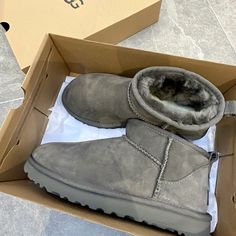 Ugg Classic Mini Grey, Grey Ultra Mini Uggs, Grey Uggs Aesthetic, Ugg Ultra Mini Grey, Grey Mini Uggs Outfit, Grey Ultra Mini Uggs Outfit, Grey Ugg Boots Outfit, Grey Mini Uggs, Grey Ugg Boot