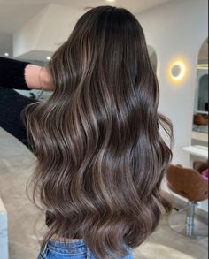 Balyage Brunette, Brunette Hair With Blonde, Straight Dark Hair, Blonde Hair Straight, Beige Hair, Black Hair Balayage, Dark Brunette Hair, Curly Hair Videos