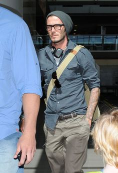 Beckham Beckham Outfit, David Beckham Style Outfits, David Beckham Style, High Tech Gadgets, Jackets Men Fashion, Well Dressed Men, David Beckham, Gentleman Style, Messenger Bags