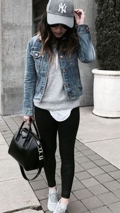 Casual Denim Jacket, Jean Jacket Outfits, Denim Jacket Outfit, Athleisure Outfits, Women Outfits, Sporty Outfits, Casual Winter Outfits, Casual Fall Outfits