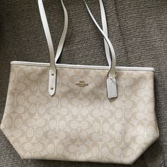 New, Never Used Cream Shopping Bag With Branded Hardware, Elegant Neutral Bag For Errands, Coach Bag In Neutral Color For Everyday Use, Coach Everyday Neutral Bags, Coach Neutral Bag For Everyday Use, Cream Shoulder Bag With Branded Hardware For Shopping, Elegant Coach Bags In Neutral Color, Neutral Coach Bag For Everyday Use, Chic Neutral Coach Bags