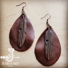 Genuine Leather Teardrop Earring is the perfect complement to your boho or western style. Length: 2.5" Width: 1.5" Feather in copper is approx. 2" in length. Although your item will resemble the photo, each piece is created by hand, so no two are identical.Thank you for visiting The Jewelry Junkie! Teardrop Leather Earrings, Handmade Leather Jewelry, Leather Jewelry Diy, Leather Hides, Leather Ideas, Upcycled Leather, Turquoise Drop Earrings, Southwest Jewelry, Leather Cuts