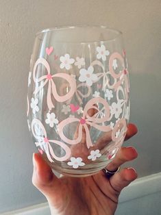 Coquette Wine Glass Daises Pink Bows Gift for Her Pink Wine Glass Love Wine Tumbler Heart Wine Gift Wine Stemless Wine Glass - Etsy Wine Glass Art Paintings, Drawing On Glass Cups, Fall Wine Glass Painting, Cute Wine Glass Painting Ideas, Easy Glass Painting Ideas, Cup Designs Ideas, Wine Glass Painting Ideas Easy, Christmas Wine Glasses Diy, Painting Cups