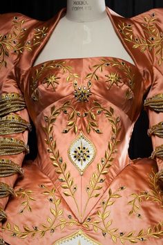 Eiko Ishioka  Mirror Mirror (2012) Mirrored Costume, Eiko Ishioka, Japanese Costume, Queen Aesthetic, Costume Designer, Costume Drama, Stage Costume, Movie Costumes, Absolutely Fabulous