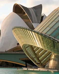 the architecture of an architectural building is shown in this photo, with water below it