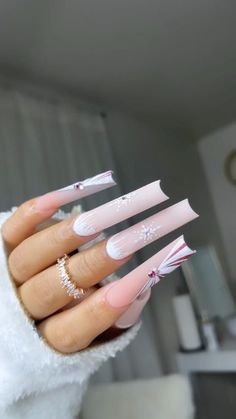 Nail With Snowflake, Winter Nails Art, Trend Prediction, Beige Nails Design, Nail Designs Bling, Queen Nails, Celebrity Nails, Nail Trend, Aesthetic Nails