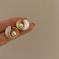 New design - Mother of pearl gold infinity swirl loop stud earrings. Unique 3D style, crafted with the finest quality mother of pearl shell, these earrings feature a beautiful 3D design that catches the light from every angle. The iridescent, pearlescent surface of the Mother of Pearl creates a captivating effect that will leave you feeling confident and radiant. These earrings make the perfect gift for a loved one or as a treat for yourself. They are versatile enough to wear to any occasion, fr Simple Elegant Jewelry, Korean Earrings, Mother Of Pearl Earrings, Retro Earring, Loop Earrings, Gold Pearl Earrings, Jewelry Lookbook, Stud Earrings For Women, Birthday Jewelry Gift