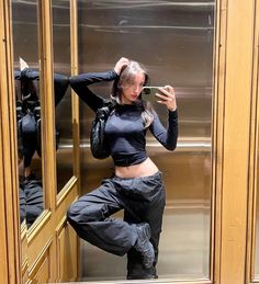 Nil Sani, Outfit Europe, Parachute Pants Outfit, Fall Wear, Style Change, Insta Photo Ideas, Pants Outfit, Fashion Inspo Outfits