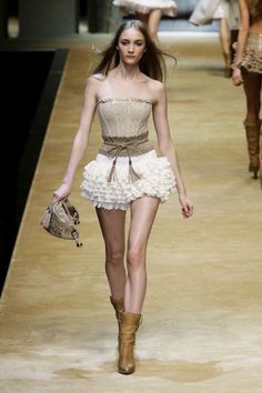 Run Way Fashion, D&g Dress, Model Runway, Modern Vintage Fashion, Runway Models, Yohji Yamamoto