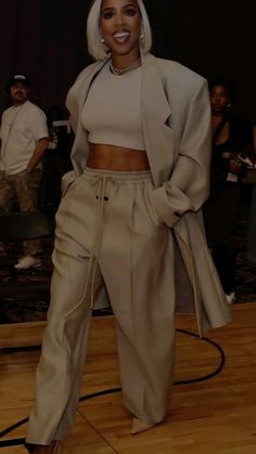 Kelly Rowland Style, Tracee Ellis Ross Style, Beige Outfit, Kelly Rowland, Classy Casual, Comfy Fashion, Lookbook Outfits, Retro Outfits