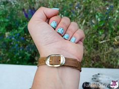 Lederarmband selbermachen - TUtorial - Elegantes Lederarmband basteln mit goldener Schnalle - Upcycling Schmuck aus Resten basteln mit Funkelfaden DIY-Blog - Kreative Geschenkidee Wood Watch