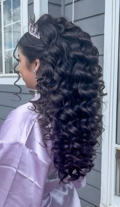 Long Quinceañera hairstyle! Pretty Quince Hairstyles, Big Quince Hair, Quinceañera Makeup Ideas Purple, Hair For Quinceanera, Hair Sweet 16, Sweet 16 Hair Ideas, Quinceanera Hairstyles For Long Hair, Hairstyle Quince, Quince Hair Styles