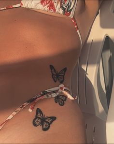 Pelvic Tattoos, Tato Minimal, Hip Thigh Tattoos, Hip Tattoos Women, Small Pretty Tattoos, Tattoo Simple, Simple Tattoo, Small Hand Tattoos, Women's Tattoo