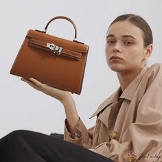 Bird in Bag - Senior texture light luxury women's bags autumn new tide bag fashion handbag shoulder crossbody bag Structure Bags Handbags, Structured Purses And Handbags, Trending Bags, Structured Tote Bag, Purse Style, Wealthy Women, Structured Bag, Details Pictures, Street Trends