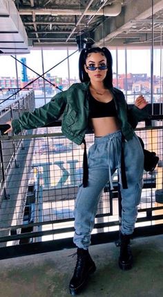 Look Kylie Jenner, Goth Outfit, Instagram Baddie, Hipster Grunge, Fashion 90s, Denim Crop Top, 90s Fashion Outfits, Trendy Swimwear, Fashion Jeans