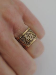 Vintage Jewelry Vintage Ring Floral Ring Brass Ring - Etsy Victorian Rings Vintage, Flowers Ring, Grandmother Jewelry, Bainbridge Island, Gorgeous Ring, Flowers Beautiful, Victorian Rings, Gold Flower, Brass Jewelry