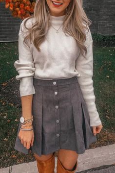 41 Spring Outfits To Update You Wardrobe Now #koreanfashion #modacoreana #outfits #clothes Elegant Skirt Outfits, Pleated Skirt Fall, Popular Fall Outfits, Outfits Leggins, Unique Skirts, Skirt Outfits Fall, Outfit Chic