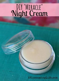 #DIY Miracle Night Cream: If your skin is starting to flag, liven it up again with this lush home made night cream #beauty Homemade Anti Aging Serum, Diy Wrinkle Cream, Diy Wrinkles, Anti Aging Homemade, Diy Eye Cream, Anti Aging Creme, Lip Scrubs, Anti Wrinkle Cream, Natural Diy