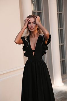 Midi Décolletage Accent Dress | BOJONI Dress Hawaiian Style, Formal Dresses Short, Black Midi, Looks Chic, Looks Style, Mode Inspiration, Classy Dress, Looks Vintage, Fancy Dresses