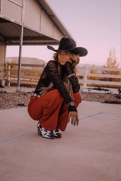 Cowgirl Grunge Aesthetic, Senior Photo Outfits Western, Western Outfits For Photoshoot, Western Influencer Photography, Cute Western Pictures Photo Ideas, Western Outfit Poses, Womens Western Photoshoot, Western Boutique Photoshoot Ideas, Fall Western Senior Pictures